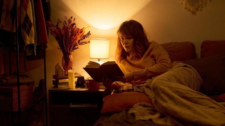 Read more about the article Осень под пледом: 12 книг, которые согреют и увлекут